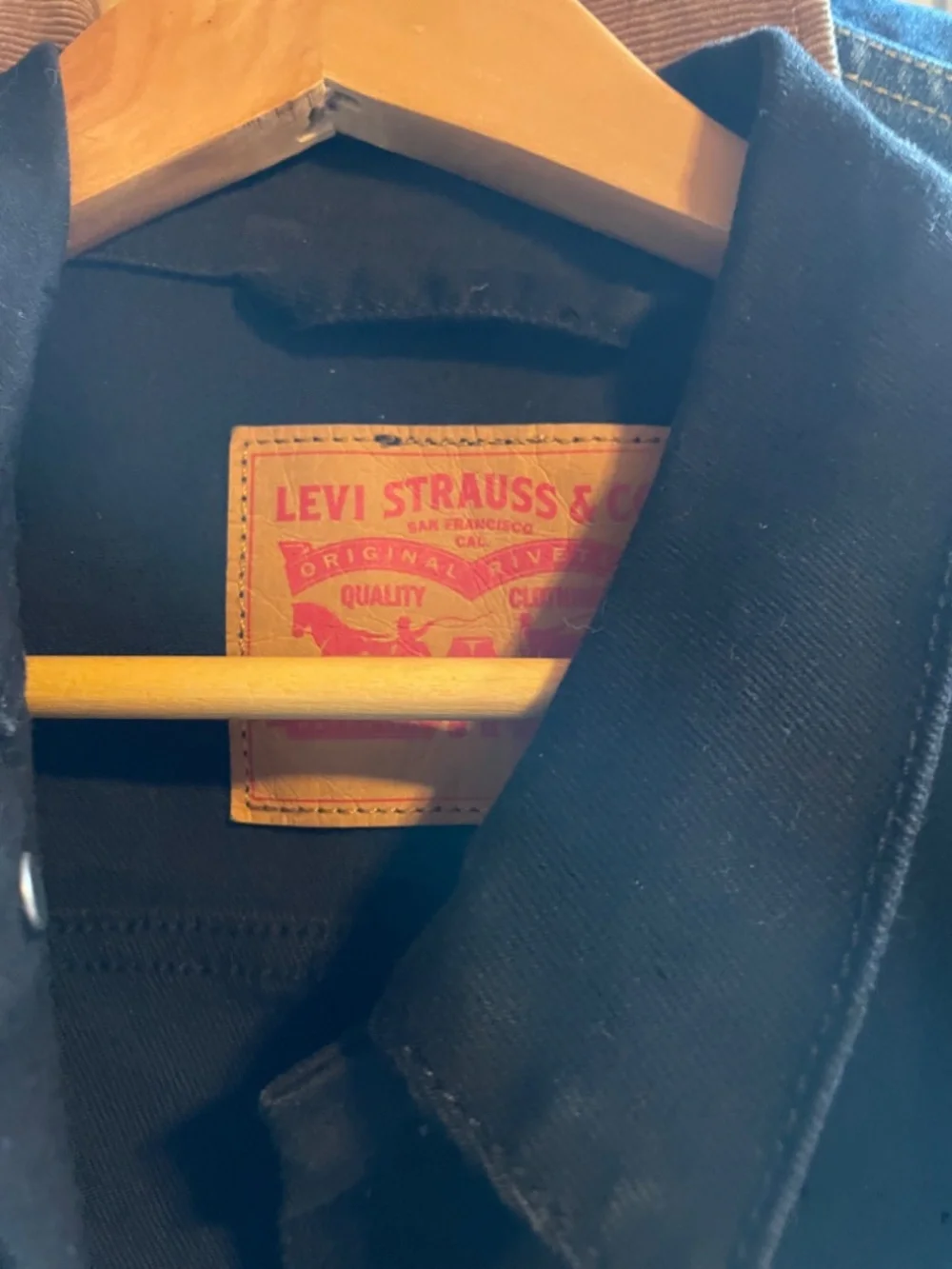 Medium men’s black Levi’s denim jacket - Picture 2 of 4